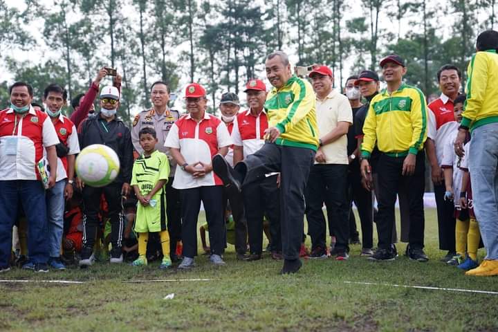Buka Festival Sepakbola Piala Gubernur Riau, Syamsuar: Kita Dukung Penuh Pembinaan Forsgi